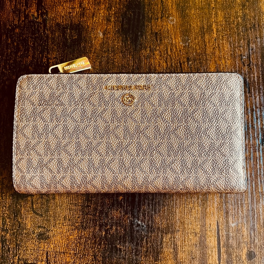 Michael Kors Rose Gold jet set wallet